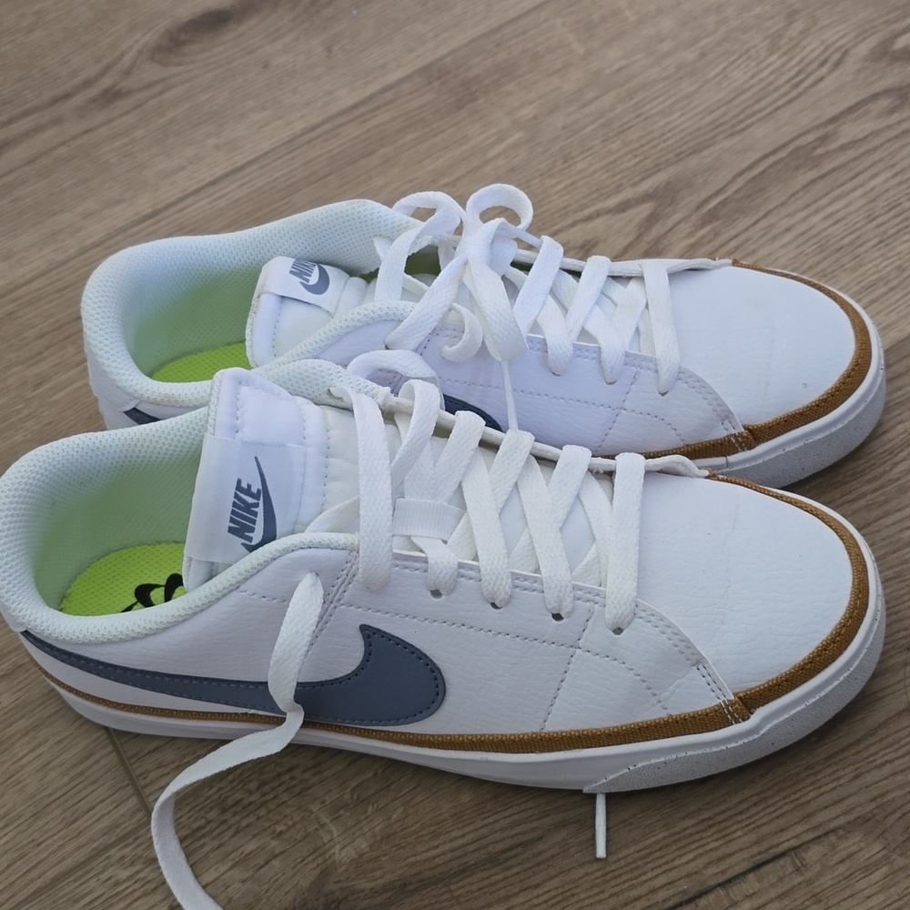 Nike White and Gray Sneakers Classic Low-Top Design